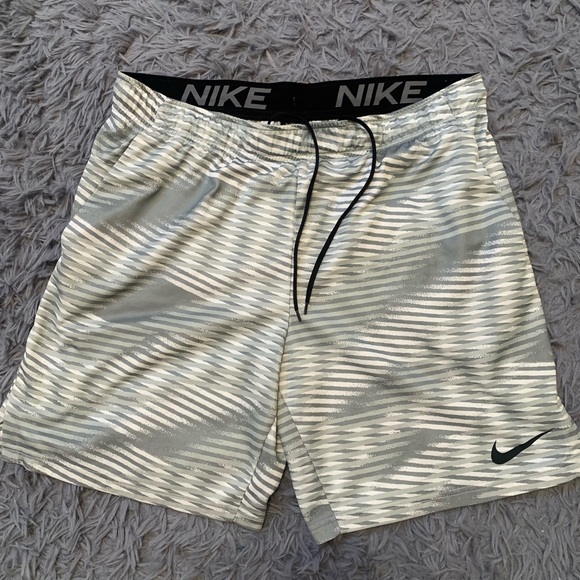 nike cargo shorts grey